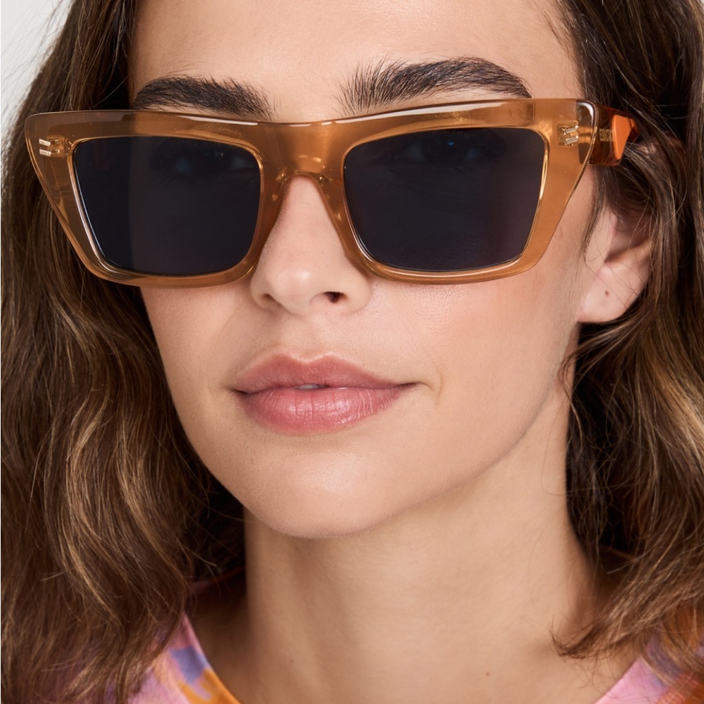 Indescratchable loop sunnies. Brand new, never worn